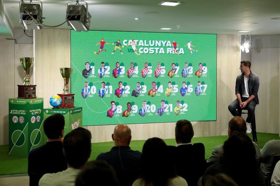 El seleccionador catalán Gerard López con la lista de convocados para el partido de este miércoles frente a Costa Rica