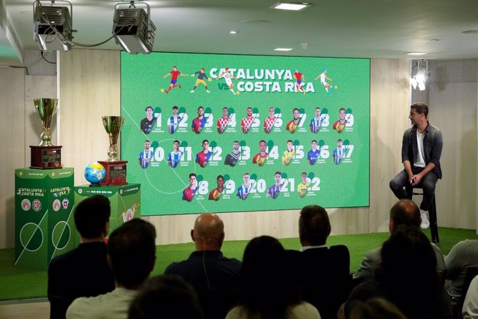 El seleccionador catalán Gerard López con la lista de convocados para el partido de este miércoles frente a Costa Rica