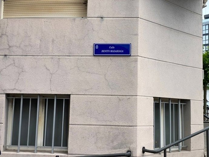 Placa de la calle Benito Madariaga, antes denominada Alto de los Leones