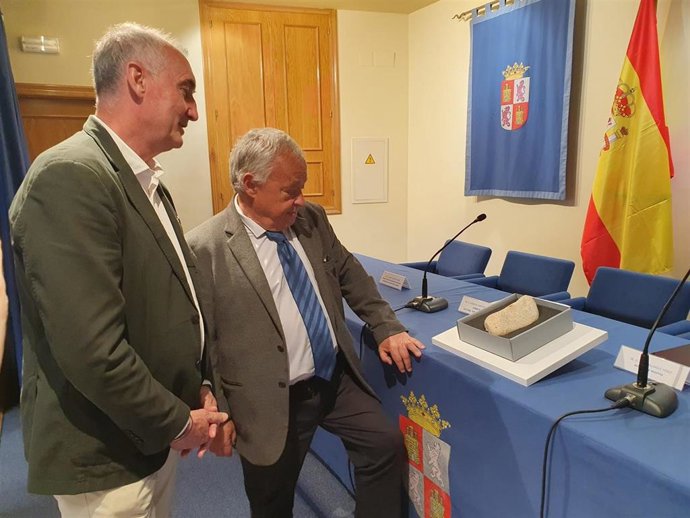 El consejero de Cultura, Gonzalo Santonja, muestra al alcalde de Segovia, José Mazarías, el hallazgo neandertal.