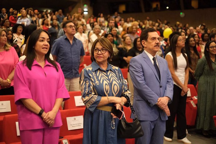 De izquierda a derecha el Excmo. Sr. Tony Raful, embajador de República Dominicana en España; la Sra. Grey Soriano de Raful y la Sra. Faride Raful, ministra de Interior y Policía.