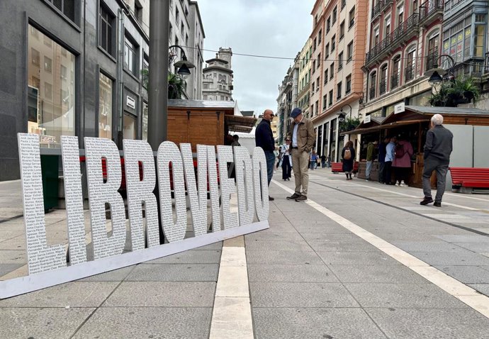 Feria de llibru d'Uviéu, LibrOviedo, na Calle Pelayo.