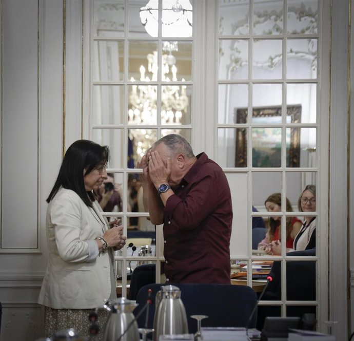 La presidenta de Les Corts, Llanos Massó, y el portavoz de Compromís, Joan Baldoví, en la reunión de la junta de síndics