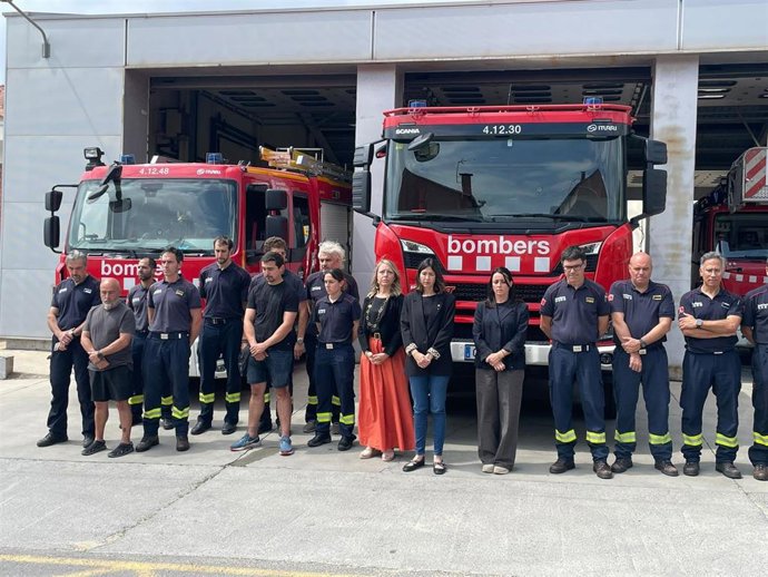 La consellera de Interior y Seguridad Pública, Núria Parlon, guarda un minuto de silencio con el cuerpo de Bombers de la Generalitat