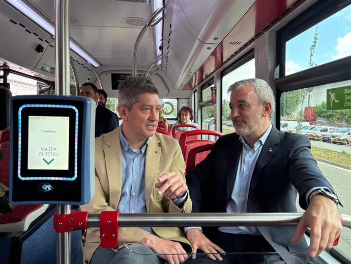 El alcalde de L'Hospitalet de Llobregat (Barcelona), David Quirós, y el de Barcelona, Jaume Collboni, presentan la nueva línea de autobús X3