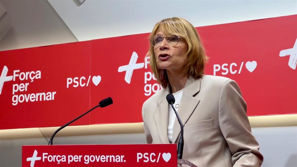 La viceprimera secretaria y portavoz del PSC, Llusa Moret, en una rueda de prensa desde la sede del partido