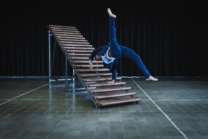 Un escalera de 22 peldaños que acaba en una puerta son la escenografía y las protagonista, junto al creador Manel Rosés, de la función de circo que acoge la sala A del teatro ubicado en la plaza del Ejido