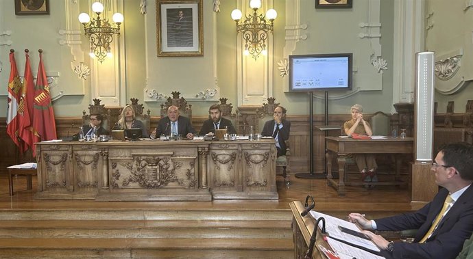 El alcalde de Valladolid, Jesús Julio Carnero, preside el Pleno municipal de este mes de mayo.