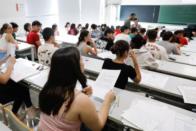 Archivo - Estudiantes se examinan durante el primer día de las pruebas de la Evaluación del Bachillerato para el Acceso a la Universidad (EBAU), en la Universidad de Espinardo, a 5 de junio de 2024, en Murcia, Región de Murcia (España). Un total de 7.547 