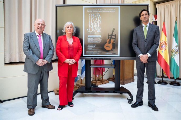 La concejala delegada de Servicios Operativos, Fiestas y Playas, Teresa Porras, y el presidente de la Peña Juan Breva, Luis Luque, han presentado la tercera edición de este concurso que se celebrará durante los meses de mayo, junio y julio de 2025.