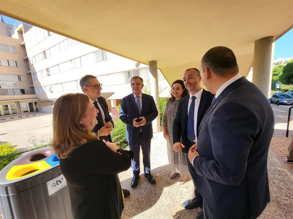 El consejero de Medio Ambiente, Universidades, Investigación y Mar Menor, Juan María Vázquez, junto con el rector de la Universidad de Murcia, José Luján, antes de la presentación del Plan de Sostenibilidad Ambiental de la UMU.