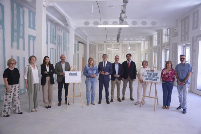 El consejero de Economía, Hacienda, Fondos Europeos y Transformación Digital, Luis Alberto Marín, y la alcaldesa de Cartagena, Noelia Arroyo, visitan el antiguo mercado Gisbert, que acogerá el espacio 'NUBE'