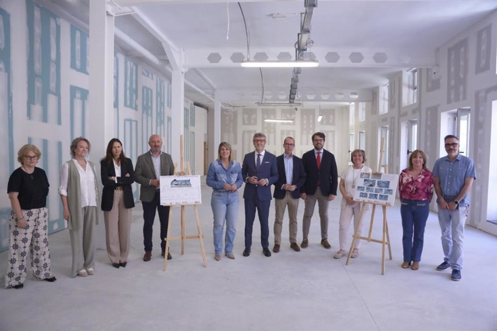 El consejero de Economía, Hacienda, Fondos Europeos y Transformación Digital, Luis Alberto Marín, y la alcaldesa de Cartagena, Noelia Arroyo, visitan el antiguo mercado Gisbert, que acogerá el espacio 'NUBE'