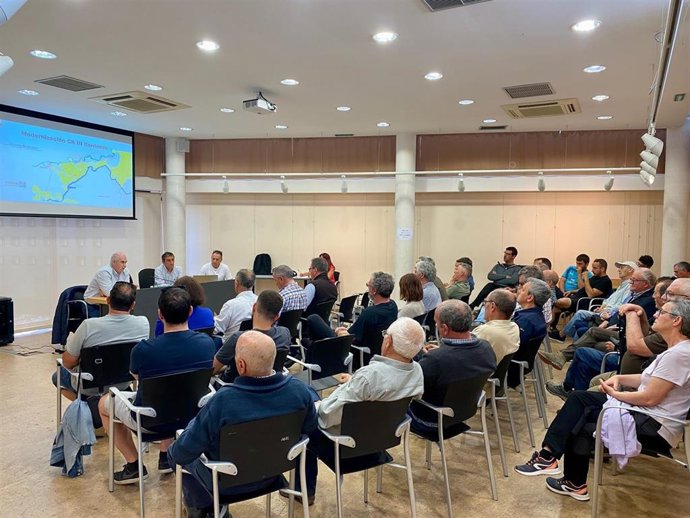 El consejero Aierdi y el director general, Ignacio Gil, durante la reunión con regantes de la zona de Carcastillo.