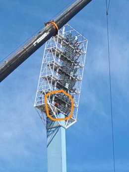 Primeros operarios en lo alto de las torres de iluminación de la zona sur de La Romareda, donde se centran estas primeras obras de la Fase 2 para construir el nuevo estadio