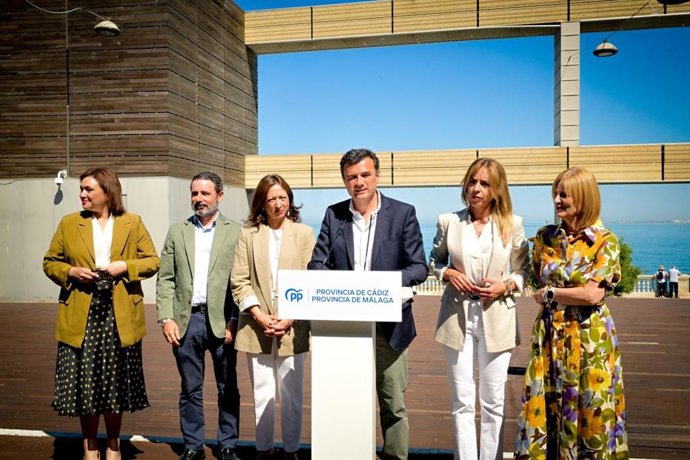El presidente del PP de Cádiz, Bruno García, interviene antes de una reunión con la presidenta del PP de Málaga, Patricia Navarro.