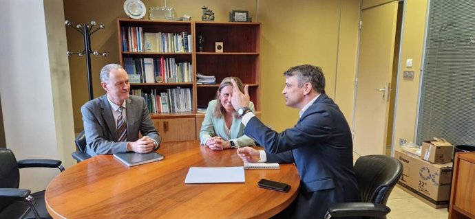 Alberto González, Secretario General De Fade; Maria Calvo, Presidenta De Fade Y Juan Carlos Campo, Viceconsejero De Industria.