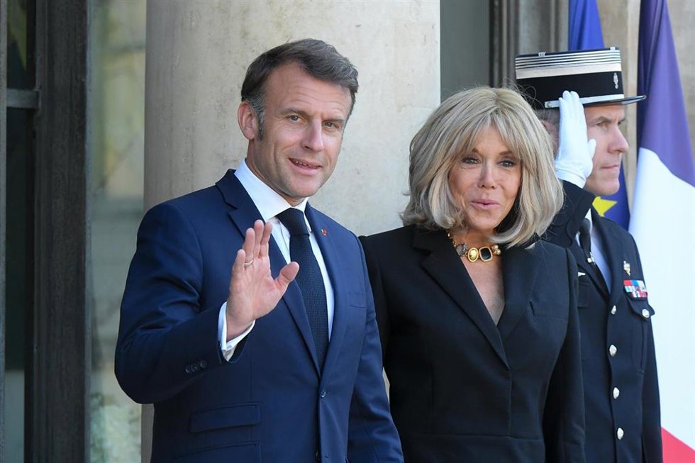 El presidente de Francia, Emmanuel Macron, y su mujer, Brigitte Macron, a las puertas del Elíseo