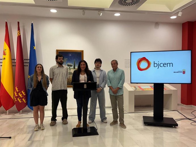 La concejala de Talento Joven y Espacios Públicos, Sofía López-Briones, con los cuatro artistas