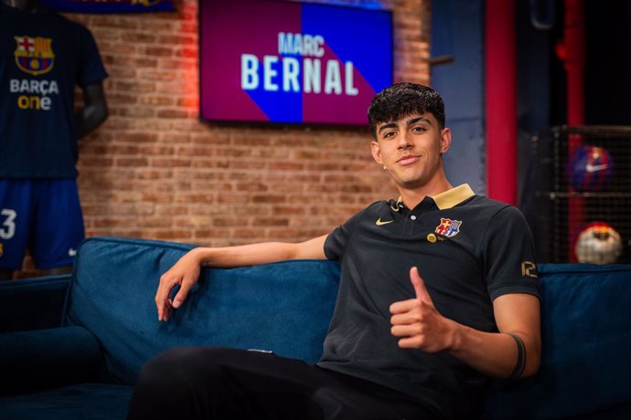 El jugador del FC Barcelona Marc Bernal en una entrevista en Barça One