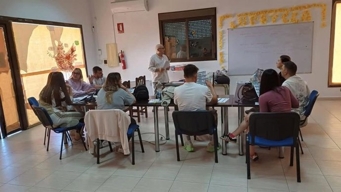 Un grupo de jóvenes participa en uno de los talleres organizados por el SAE durante la Semana de la Administración Abierta en Almería.