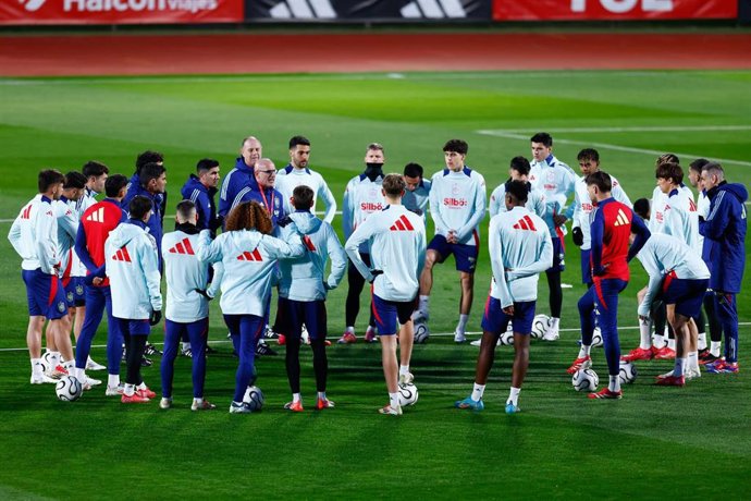 Archivo - Luis de la Fuente charla con los jugadores durante un entrenamiento de la selección española en la Ciudad del Fútbol de Las Rozas