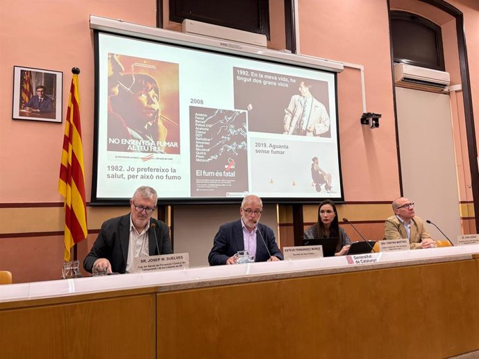 Momento de la rueda de prensa este lunes donde se han presentado los resultados de la encuesta, con el secretario de Salud Pública de la Generalitat, Esteve Fernández, en el centro