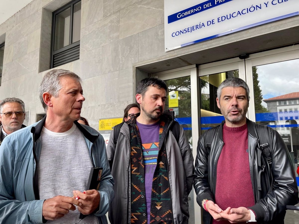 CCOO, Suatea y UGT acusan a Educación de  vivir en una realidad paralela  y mantienen la huelga