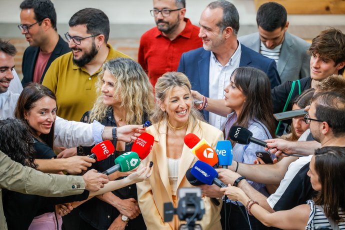 La vicepresidenta Yolanda Díaz, atiende a los medios de comunicación