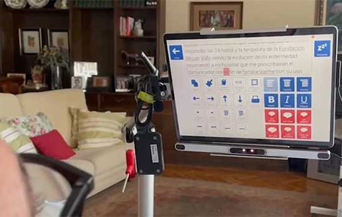 Ildefonso usando el lector ocular