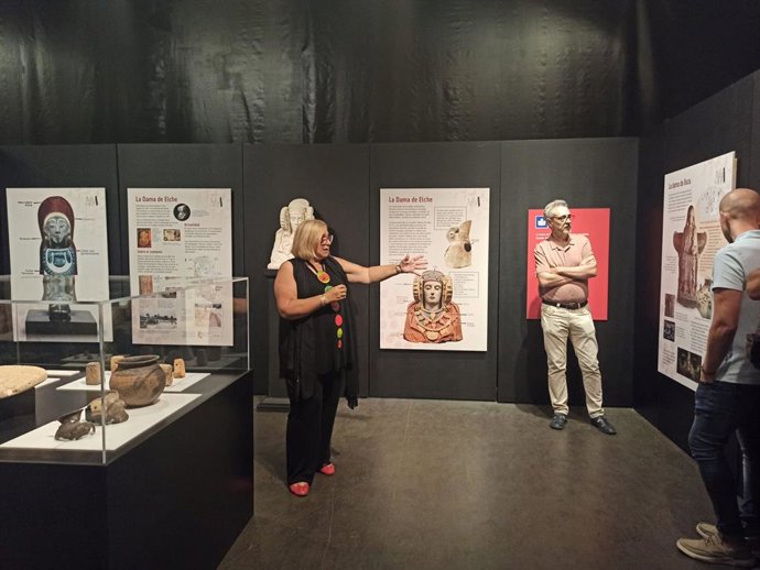 Archivo -  Carmen Rísquez durante una visita guiada en una exposición de la UJA/Archivo