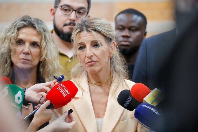 La vicepresidenta Yolanda Díaz, atiende a los medios de comunicación durante una visita al Bloc4BCN en Barcelona, este lunes.