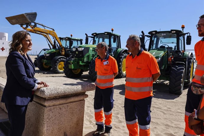 L'alcaldessa de València, María José Catalá, saluda a uns operaris en la presentació del dispositiu de seguretat i neteja de platges per a la temporada estival del 2025 a la platja de la Malva-rosa