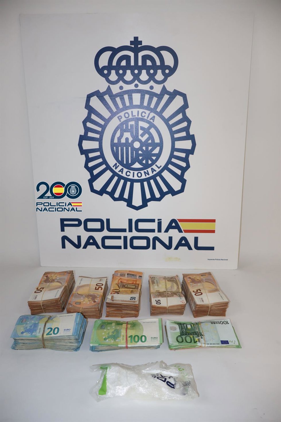 Dinero intervenido a un detenido en Pontevedra un acusado de traficar con drogas que lanzó cocaína por la ventanilla del coche durante la huida