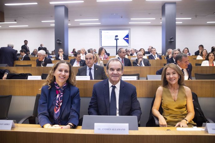 Las presidentas de CPC, Susana Jiménez y de SOFOFA, Rosario Navarro, con el secretario general Iberoamericano, Andrés Allamand.