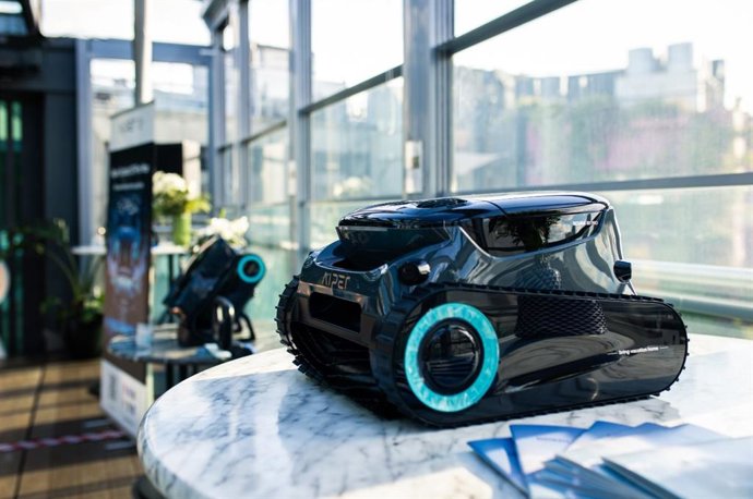 Presentación en España de los robots limpiapiscinas Scuba X1 Pro Max y Scuba X1.