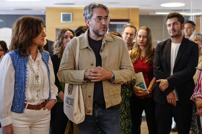 La escritora Paloma Sánchez Garnica (I) y el periodista y escritor, Máximo Huerta (C), durante un encuentro con libreros afectados por la dana en el marco del Tren de la Cultura, en la Estación Joaquín Sorolla, a 26 de mayo de 2025, en València, Comunidad