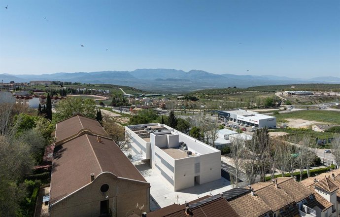 Vista del IES Los Cerros de Úbeda con el nuevo edificio en el centro.