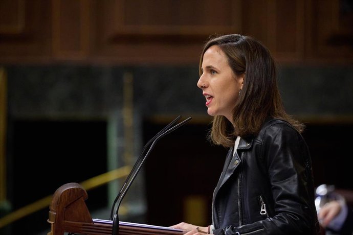 La secretaria general de Podemos, Ione Belarra, interviene durante una sesión plenaria en el Congreso de los Diputados