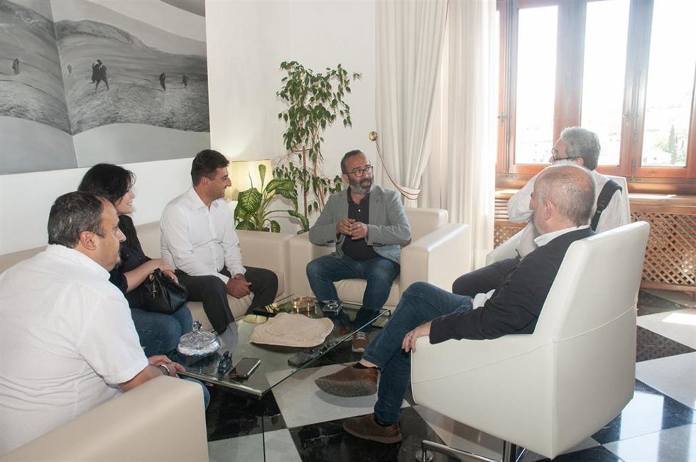 Reunión de una delegación boliviana con el presidente de Felcode y de la Diputación de Cáceres, Miguel Ángel Morales.