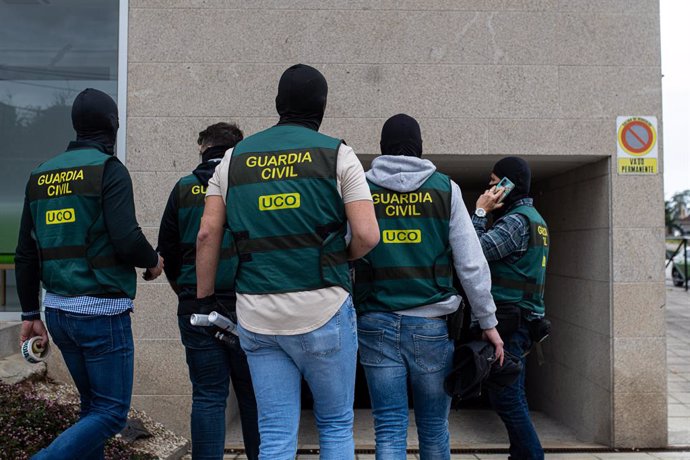 Archivo - Varios agentes de la UCO de la Guardia Civil, durante un registro en Pontevedra