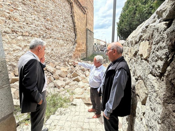 Gonzalo Santonja visita la iglesia de San Andrés de Ávila tras el derrumbe del paño norte
