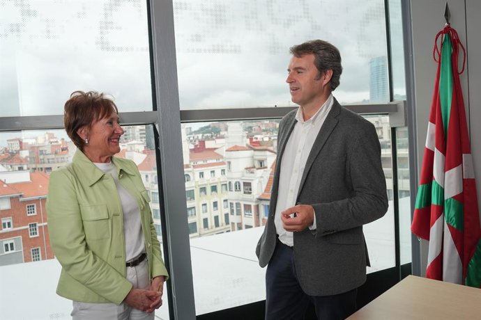 Angela Eguia Liñero Gordexolako alkateak eta Asier Lopez Etxebarria URAko zuzendari nagusiak sinatu dute akordioa