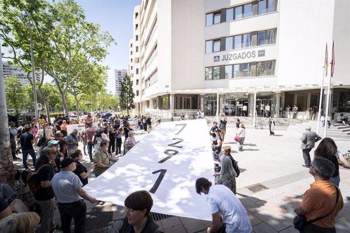 Varias personas en una concentración exigen verdad justicia y reparación para las víctimas del covid-19 en las residencias, con pancartas de las 7291 muertes, frente a los Juzgados de Plaza Castilla, a 26 de mayo de 2025, en Madrid (España). 
