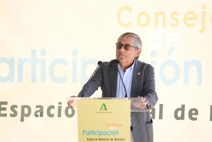 Archivo - El biólogo Miguel Delibes de Castro atiende a los medios de comunicación momentos antes del Consejo de Participación del Espacio Natural de Doñana. (Foto de archivo del 8 de julio de 2024). 