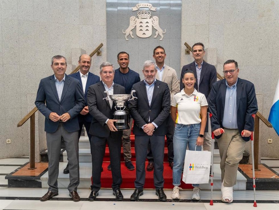 El presidente de Canarias, Fernando Clavijo, junto al vicepresidente canario, Manuel Domínguez; el consejero de Deportes, Poli Suárez, y representantes del cuerpo directivo y deportivo del C.V. Heidelberg