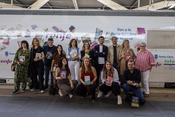 Los escritores, Rosa Montero, Vanessa Montfort, Blue Jeans, Alice Keller, Paloma Sánchez-Garnica, Ángela Quintas, Carlos del Amor, Maxim Huerta, Pilar Eyre, Susana Isern, Sari Arponen, Carolina Iglesias y Javier Sierra, durante un encuentro con libreros a