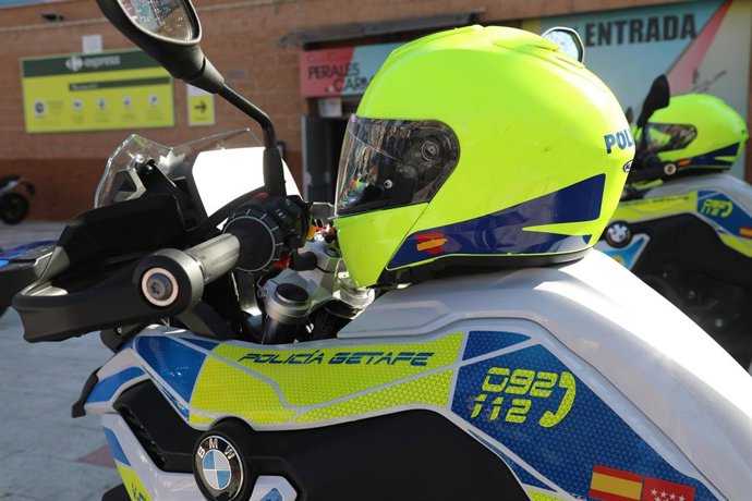 Archivo - Foto detalle de una moto y casco de la Policía de Getafe