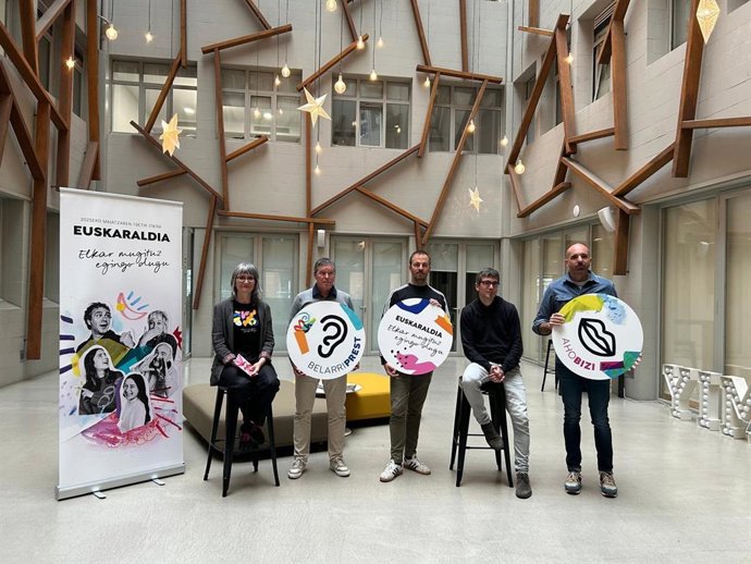 Euskaraldia cierra con récord de municipios organizadores, pero menos chapas de las que "habría gustado" en las calles