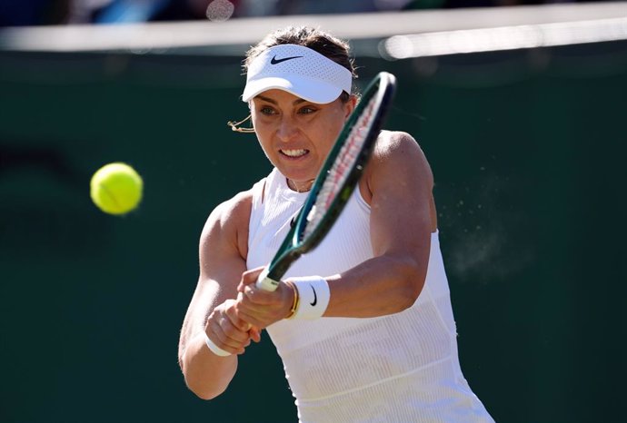 Archivo - 07 July 2024, United Kingdom, London: Spanish tennis player Paula Badosa in action against Croatia's Donna Vekic during their women's singles round of 16 tennis match, on day seven of the 2024 Wimbledon Championships at the All England Lawn Tenn